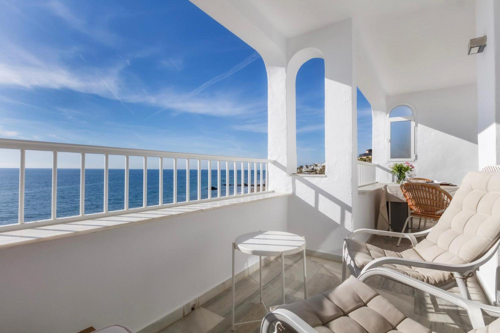 Апартаменты Oceanfront Михас Экстерьер фото